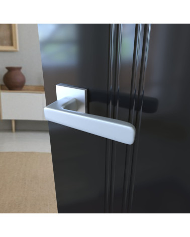 Poignée de porte chrome satiné PARMA poignée design vue rapprochée montée sur une porte