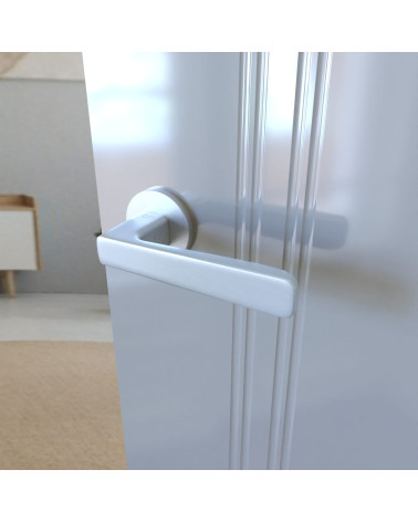 Poignée de porte moderne PARMA quincaillerie design montée sur une porte entrouverte