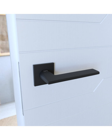 Poignée de porte noire ARA poignée design montée sur une porte