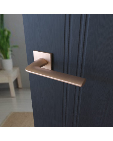 Poignée de porte cuivre STINGER quincaillerie design vue inclinée
