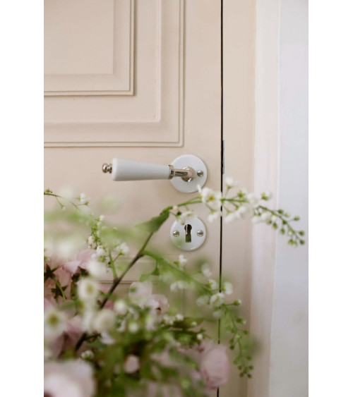 Poignée de porte canon sur rosace blanche en porcelaine - couleur nickelé -  poignée design