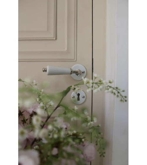 Poignée de porte canon sur rosace blanche en porcelaine - couleur nickelé -  poignée design