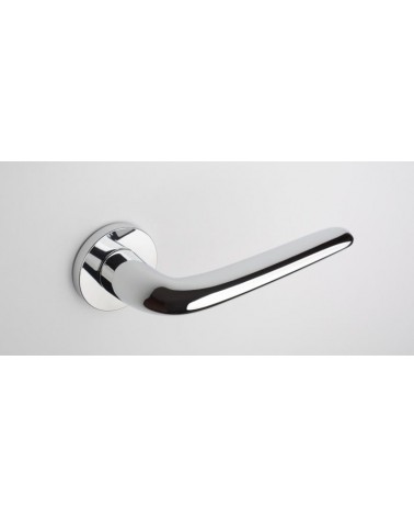 Poignée de porte Chrome poli AZALIA poignée design vue de haut inclinée montée sur une porte