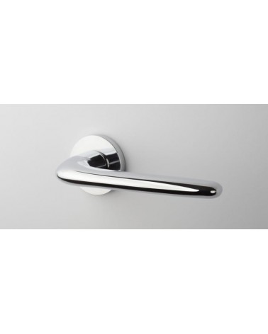 Poignée de porte Chrome poli AZALIA poignée design vue de face montée sur une porte