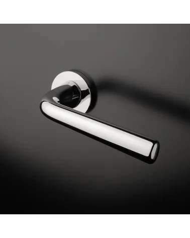 Poignée de porte TULIPA porte intérieure design couleur 1 montée sur une porte
