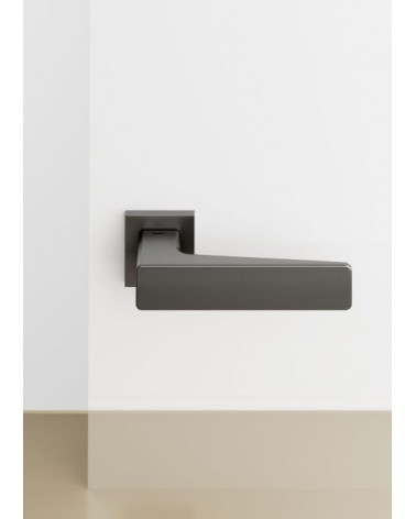 Poignée de porte Mandelli Virgo poignée design couleur 3 posée sur un fond