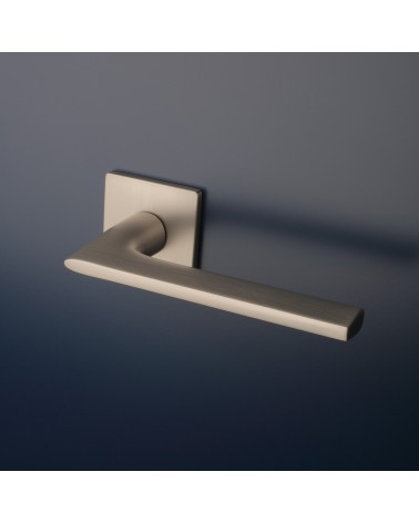 Poignée de porte nickel brossé SALVIA poignée design montée sur une porte