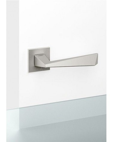 Poignée de porte nickel satiné Mandelli Piramid poignée design montée sur une porte