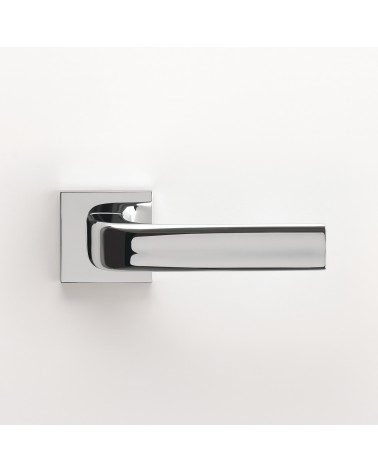 Poignée de porte en chrome poli JENA poignée design montée sur une porte