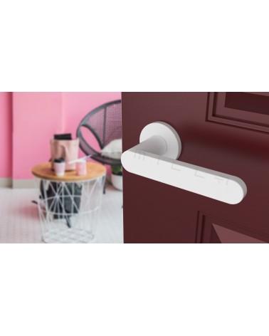Poignée de porte coloris blanche ALORA poignée design vue inclinée montée sur une porte