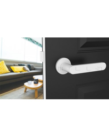 Poignée de porte coloris blanche ALORA poignée design vue de face montée sur une porte entrouverte