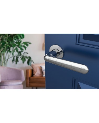 Poignée de porte Classique ARIA poignée design couleur 4 vue de haut inclinée montée sur une porte