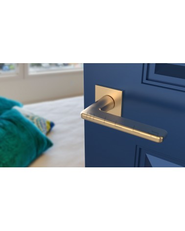Poignée de porte SETIA poignée design couleur 5 vue de haut inclinée montée sur une porte