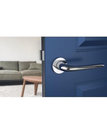 Poignée de porte Chrome poli AZALIA poignée design montée sur une porte entrouverte