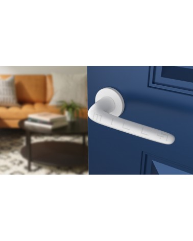 Poignée de porte blanche AZALIA poignée design vue inclinée montée sur une porte
