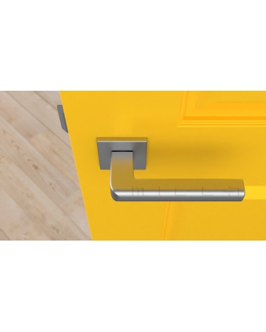 Poignée de porte chrome satiné SALICE quincaillerie design vue de haut montée sur une porte