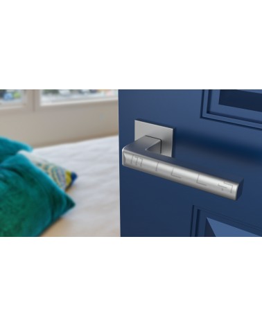 Poignée de porte chrome satiné SALICE quincaillerie design vue inclinée montée sur une porte
