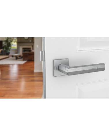 Poignée de porte chrome satiné FRESIA poignée design vue de face montée sur une porte
