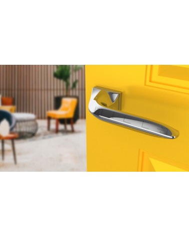 Poignée de porte GLADIOLA  poignée design couleur 1 vue de haut inclinée montée sur une porte