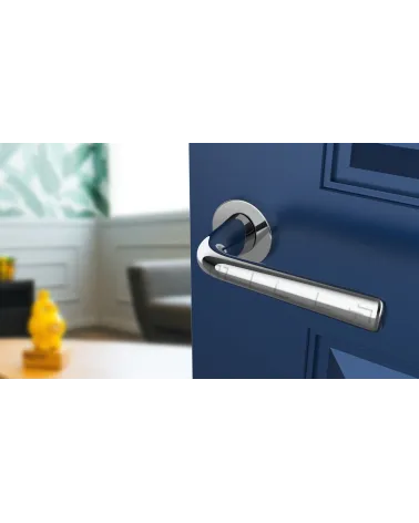 Poignée de porte TULIPA porte intérieure design couleur 1 vue inclinée montée sur une porte