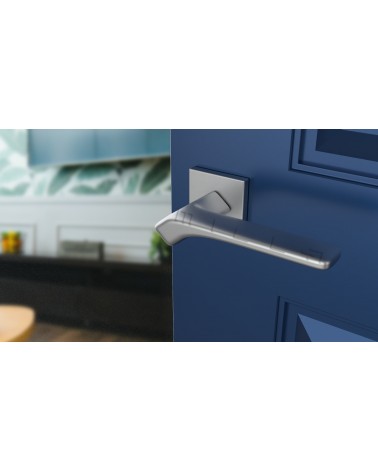 Poignée de porte BERGERIA quincaillerie design couleur 4 vue inclinée montée sur une porte