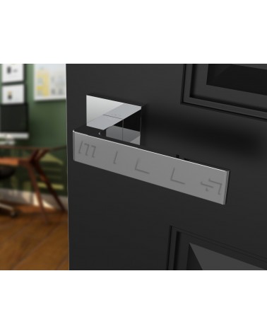 Poignée de porte chrome poli Apollo poignée design vue inclinée montée sur une porte
