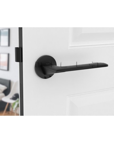 Poignée de porte noire Line GIULIA poignée design vue de face montée sur une porte