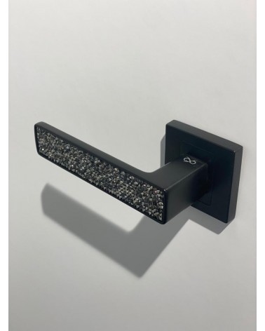 Poignée de porte noire GLAMOUR quincaillerie design vue de haut inclinée montée sur une porte