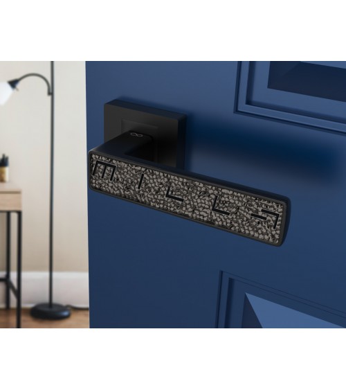 Poignée de porte noire GLAMOUR quincaillerie design vue de haut montée sur une porte