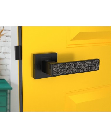 Poignée de porte noire GLAMOUR quincaillerie design vue de face montée sur une porte