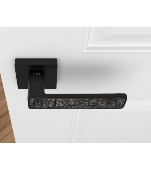 Poignée de porte noire GLAMOUR quincaillerie design vue de haut montée sur une porte