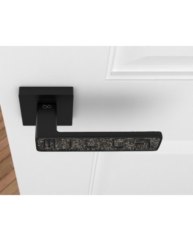 Poignée de porte noire GLAMOUR quincaillerie design vue de haut montée sur une porte