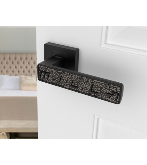 Poignée de porte noire GLAMOUR quincaillerie design vue de haut montée sur une porte