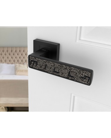 Poignée de porte noire GLAMOUR quincaillerie design vue inclinée montée sur une porte