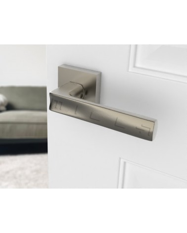 Poignée de porte nickel satiné DIUNA poignée design vue inclinée montée sur une porte