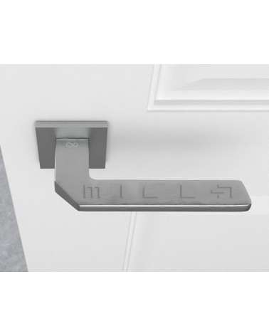 Poignée de porte chrome satiné ETNA quincaillerie design vue de haut montée sur une porte