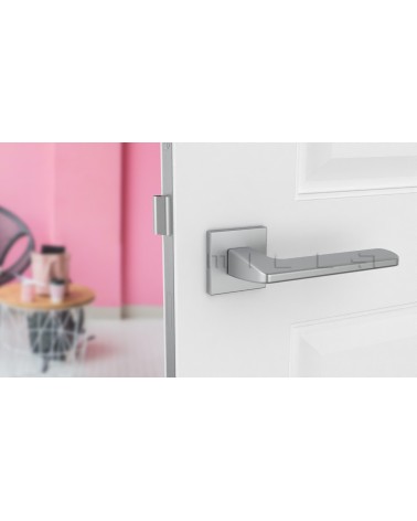 Poignée de porte sur plaque rectangulaire YUKA poignée design couleur 2 vue de face montée sur une porte