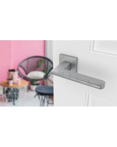 Poignée de porte sur plaque rectangulaire YUKA poignée design couleur 2 vue de haut inclinée montée sur une porte