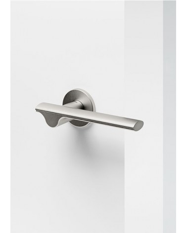 Poignée de porte en laiton Mandelli Ara poignée design montée sur une porte