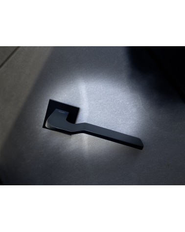 Poignée de Porte en zamak LINE BALI quincaillerie design montée sur une porte