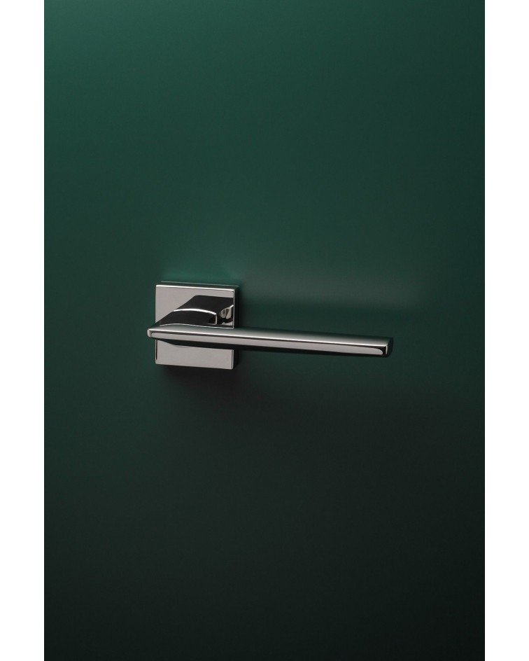 Poignée de porte en zamak LUNARIA poignée design montée sur une porte