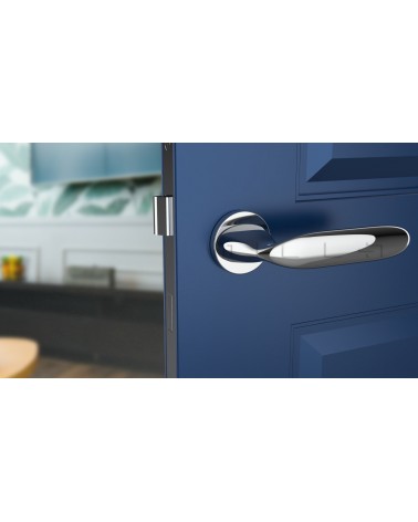 Poignée de porte en zamak PEONIA poignée design couleur 1 vue de face montée sur une porte