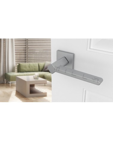 Poignée de porte en zamak NINFEA poignée design couleur 2 vue de haut inclinée montée sur une porte