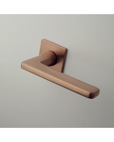 Poignée de porte en zamak SETIA quincaillerie design couleur 3 montée sur une porte