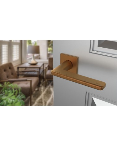 Poignée de porte Contemporain SETIA  quincaillerie design couleur 3 vue de haut inclinée montée sur une porte