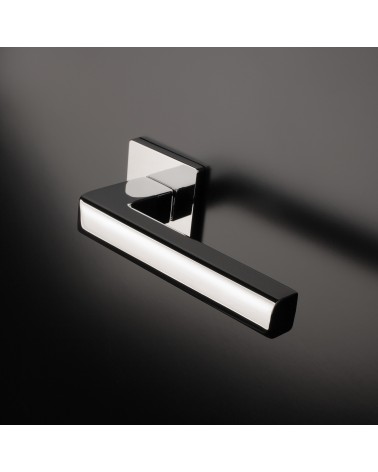 Poignée de porte en zamak SALICE poignée design montée sur une porte