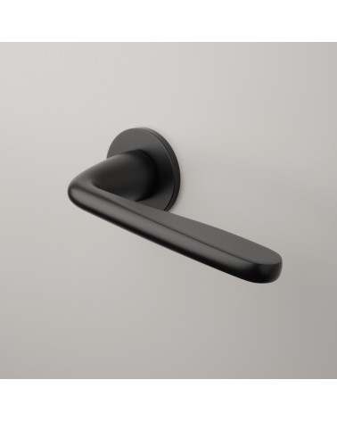 Poignée de porte en zamak HIACYNTA poignée design montée sur une porte