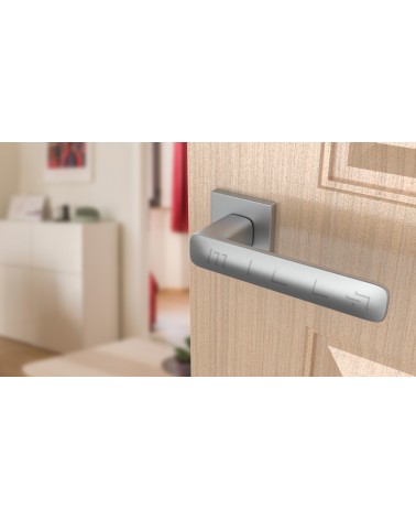 Poignée de porte en zamak STELLA quincaillerie design couleur 1 vue de haut inclinée montée sur une porte