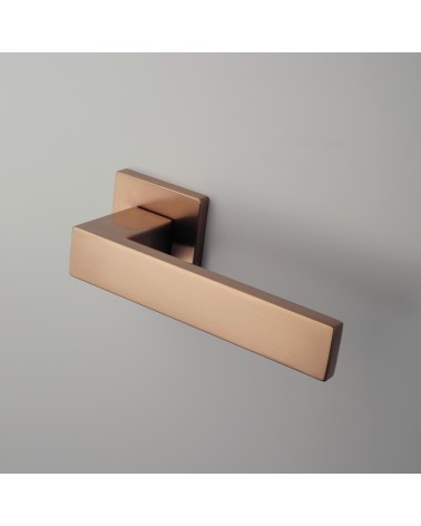 Poignée de porte en zamak PINA poignée design couleur 1 montée sur une porte