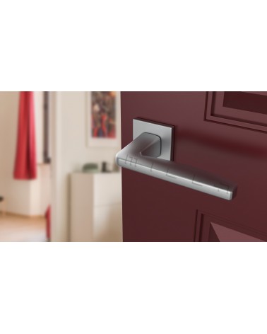 Poignée de porte en zamak ERBA poignée design couleur 2 vue de haut inclinée montée sur une porte